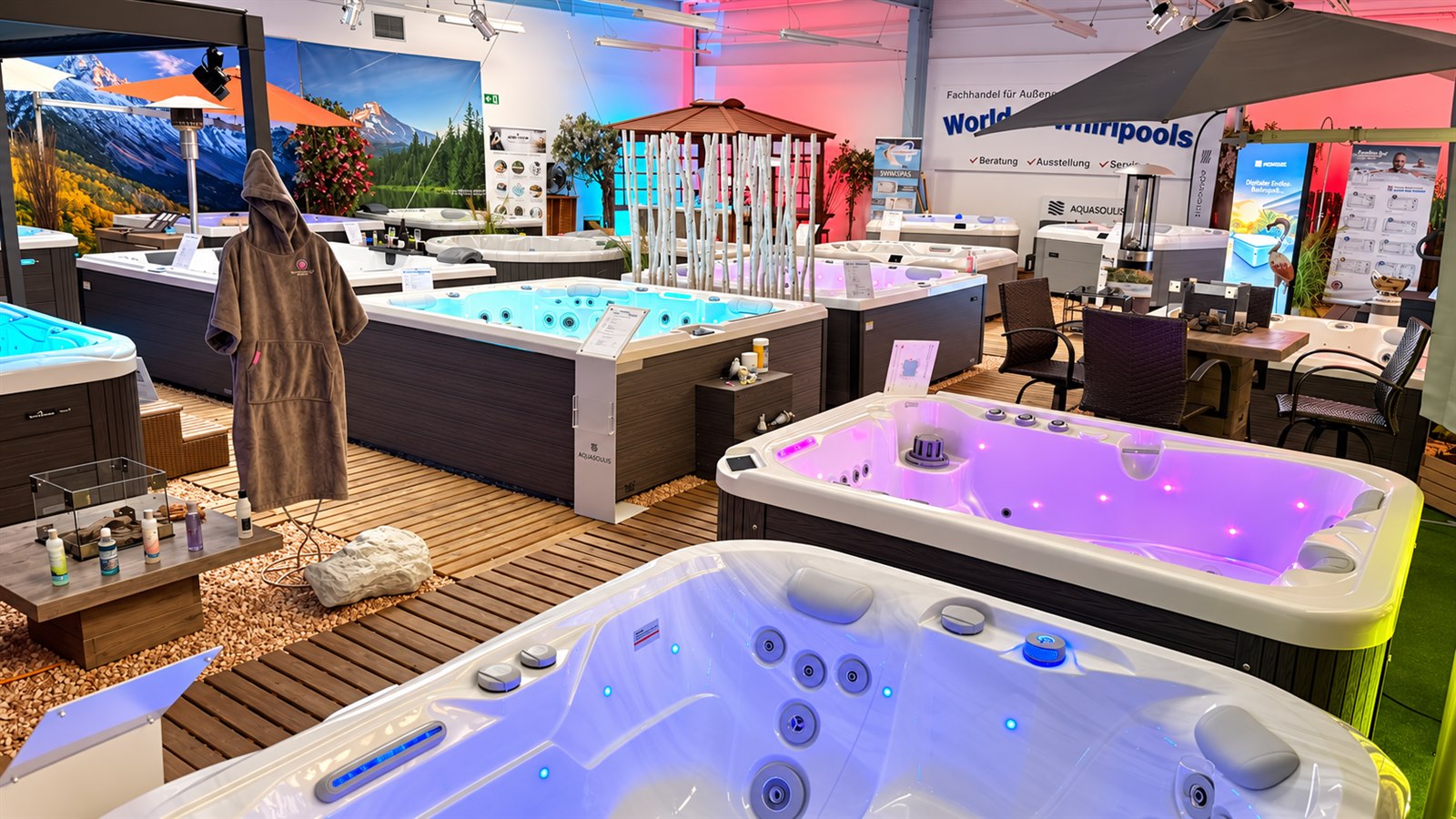 Outdoor Whirlpool Ausstellung Rundgang