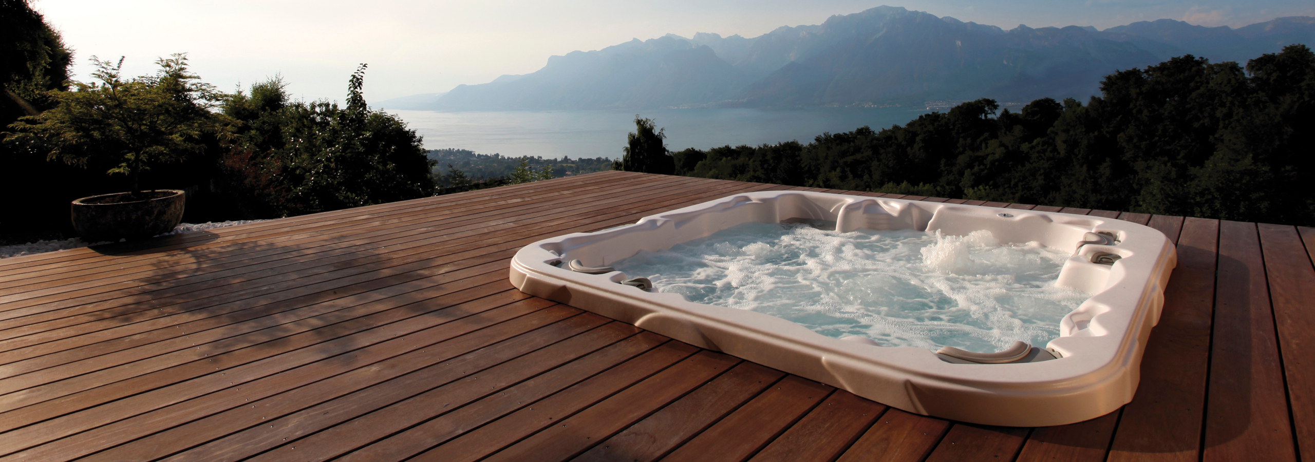 Terrasse mit Whirlpool von Whirlpool Händler