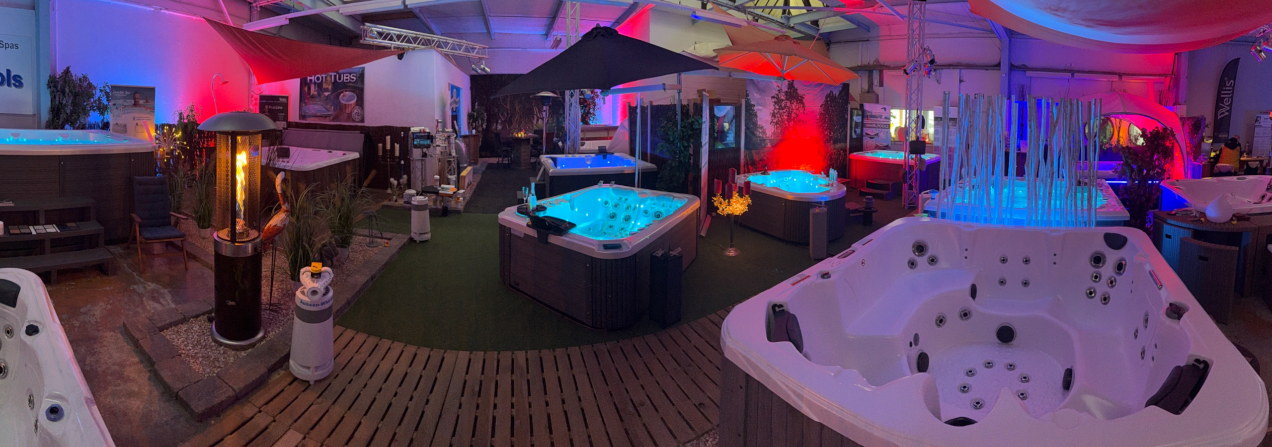 Whirlpool Hersteller Dimension One Spas Produktübersicht in einer Lagerhalle