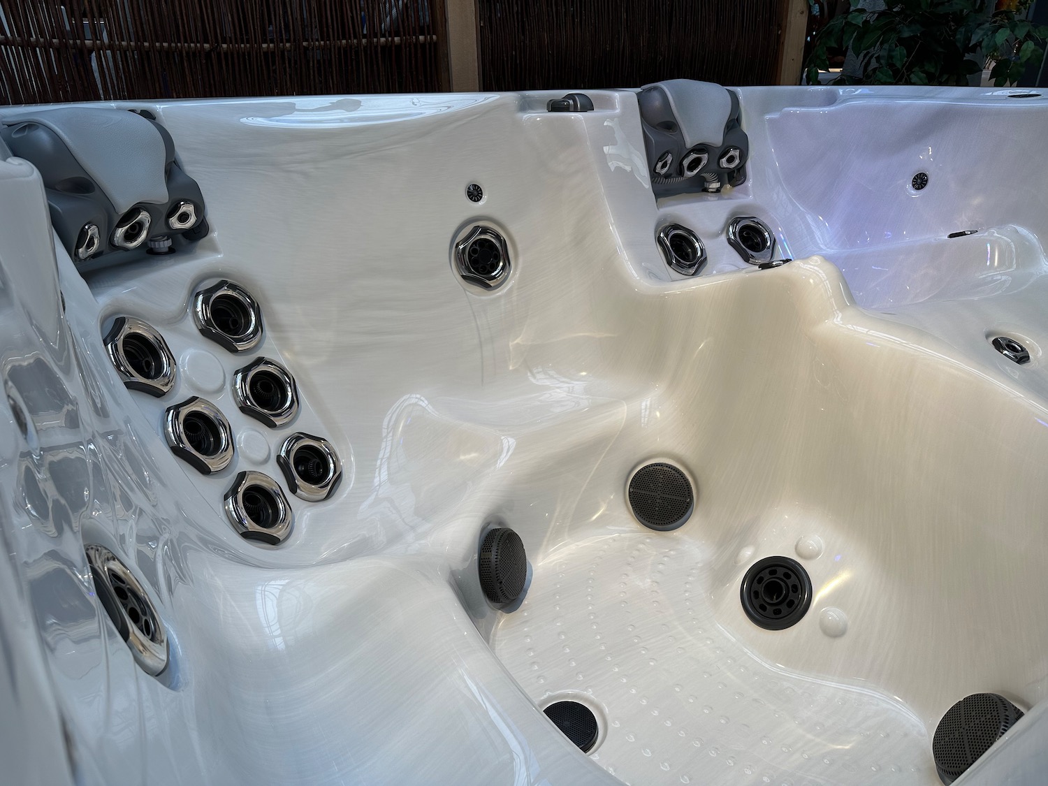 Vorführmodell Whirlpool Aurora von Dimension One Spas