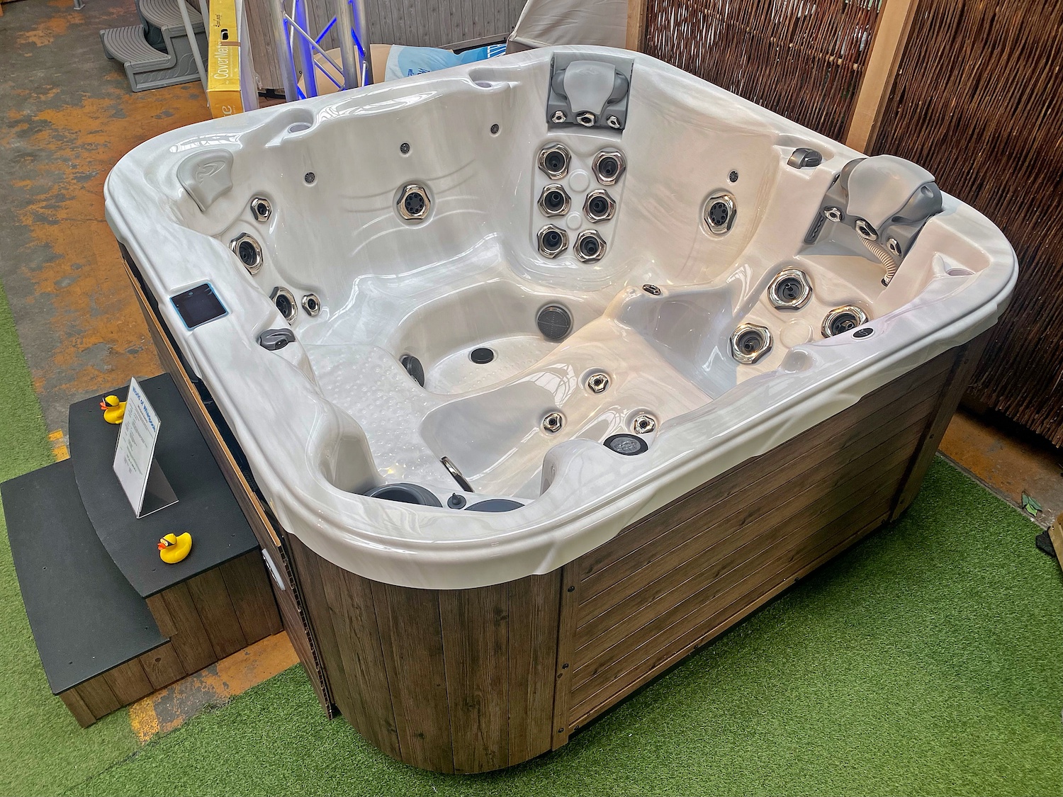 Whirlpool Abverkauf Aurora von Dimension One Spas
