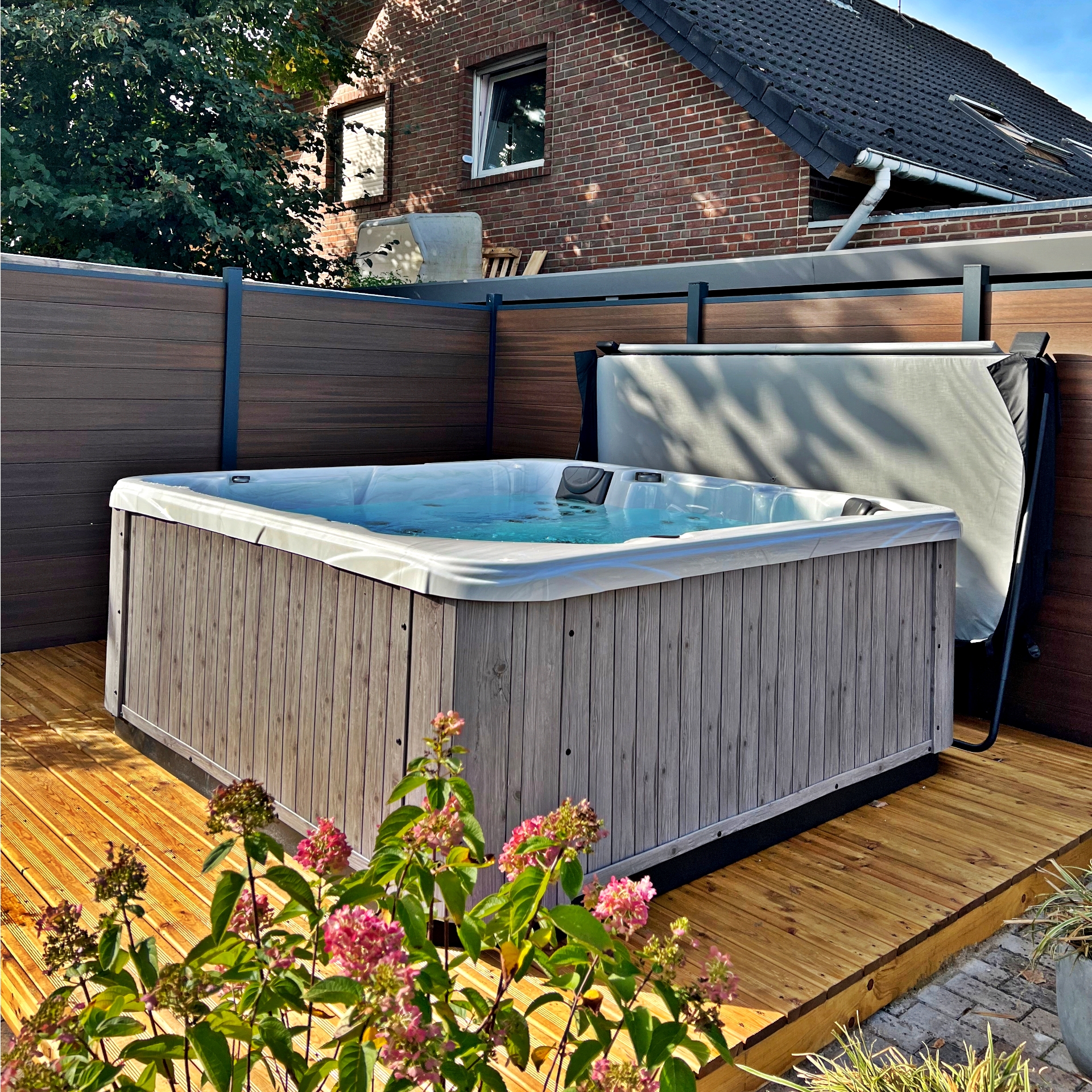 Whirlpool auf Holzpodest in Mettmann