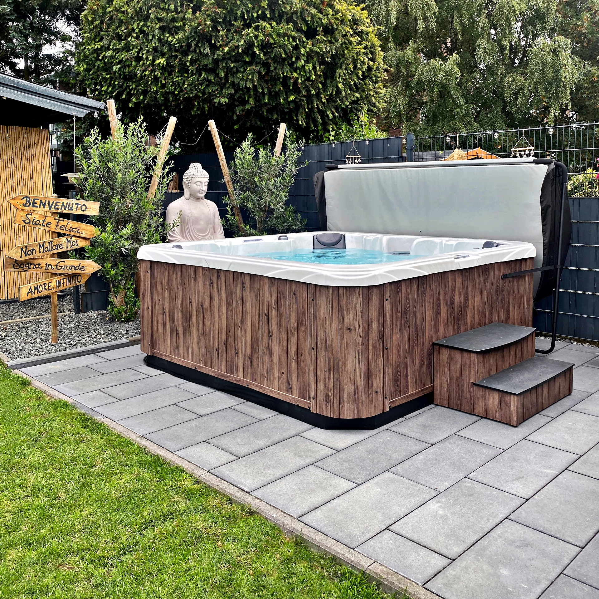 Outdoor Whirlpool im Garten in Ratingen