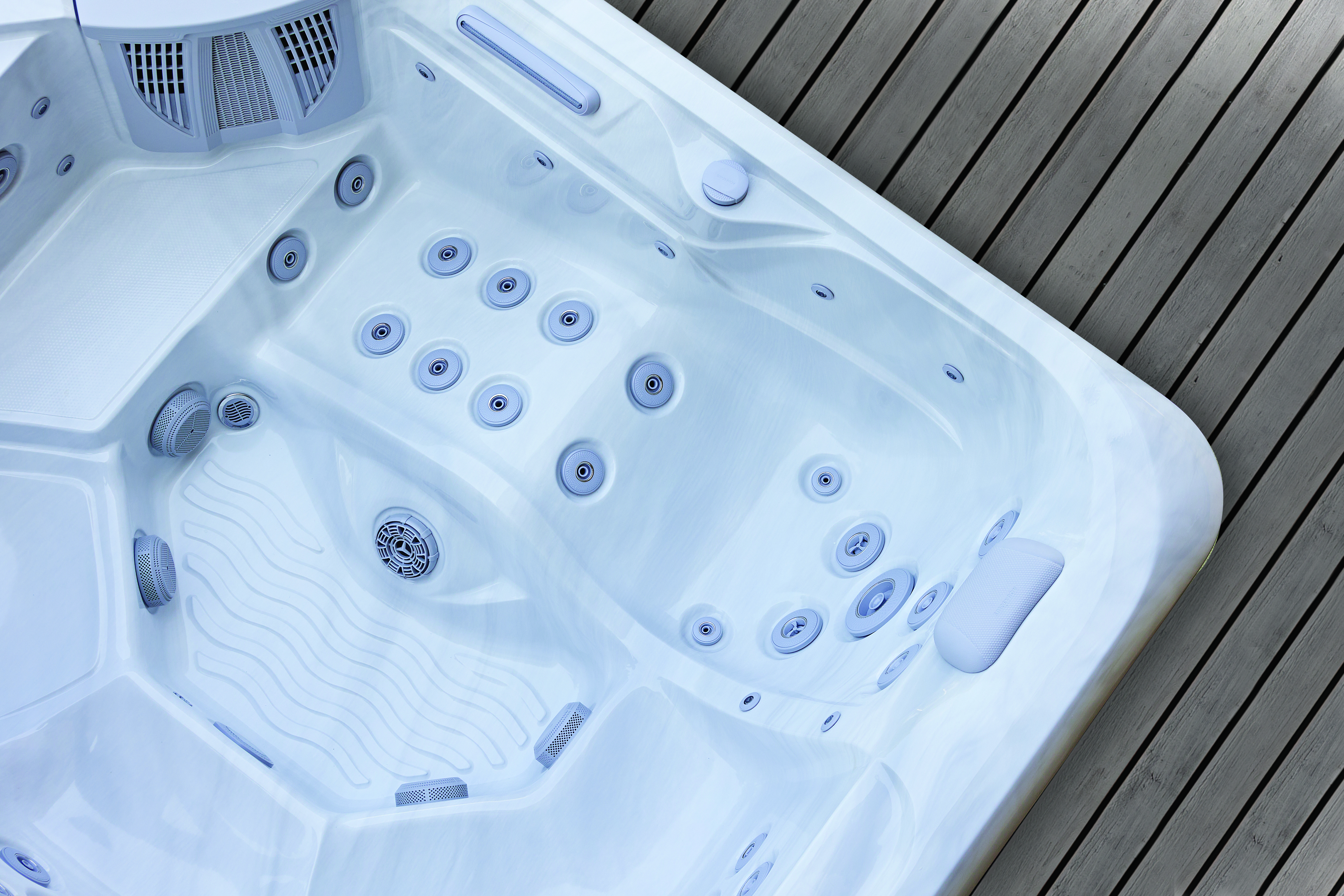 Whirlpool Chairman stehend auf einer Terasse mit Pool in der Abenddämmerung
