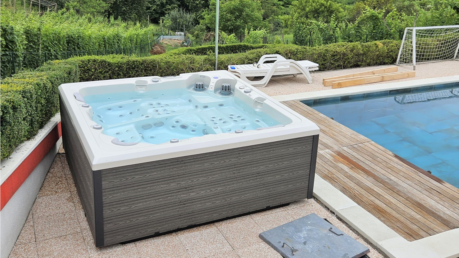 Whirlpool neben Swimmingpool Delphina