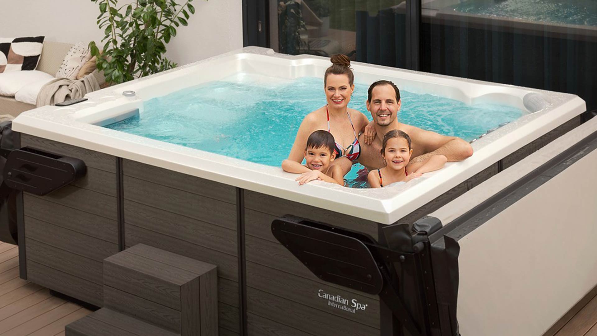 Familie im Swim Spa Darling in Köln