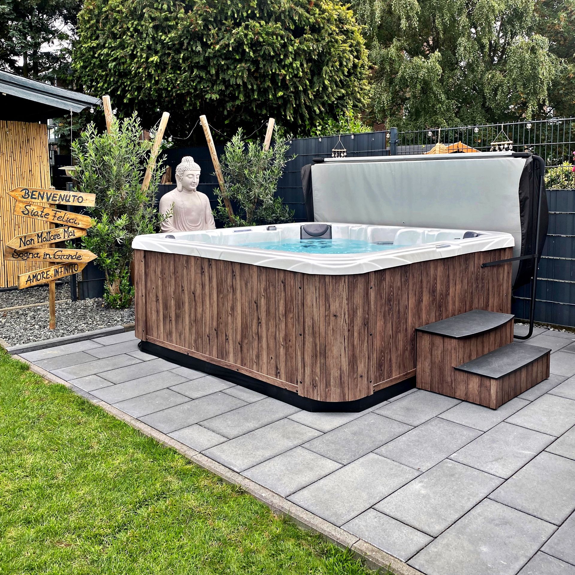 Outdoor Whirlpool im Garten in Ratingen