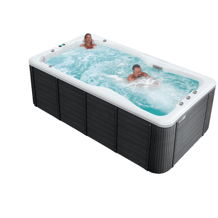 Personen die im SwimSpa Mollus schwimmen