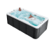 Personen die im SwimSpa Mollus schwimmen