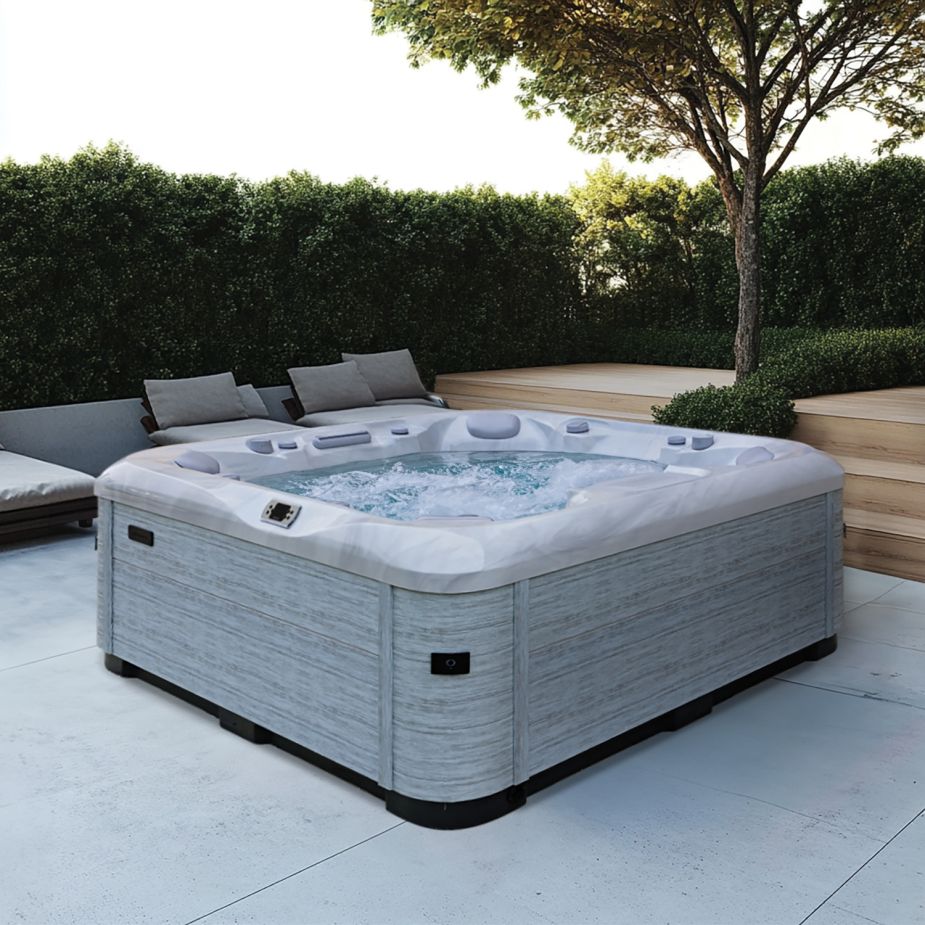 Gefüllter Whirlpool in der Natur