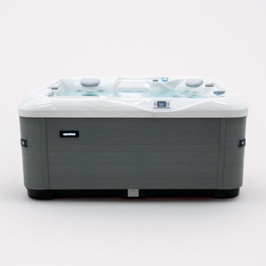 Aussen Verkleidung eines Outdoor Whirlpool mit Beleuchtung