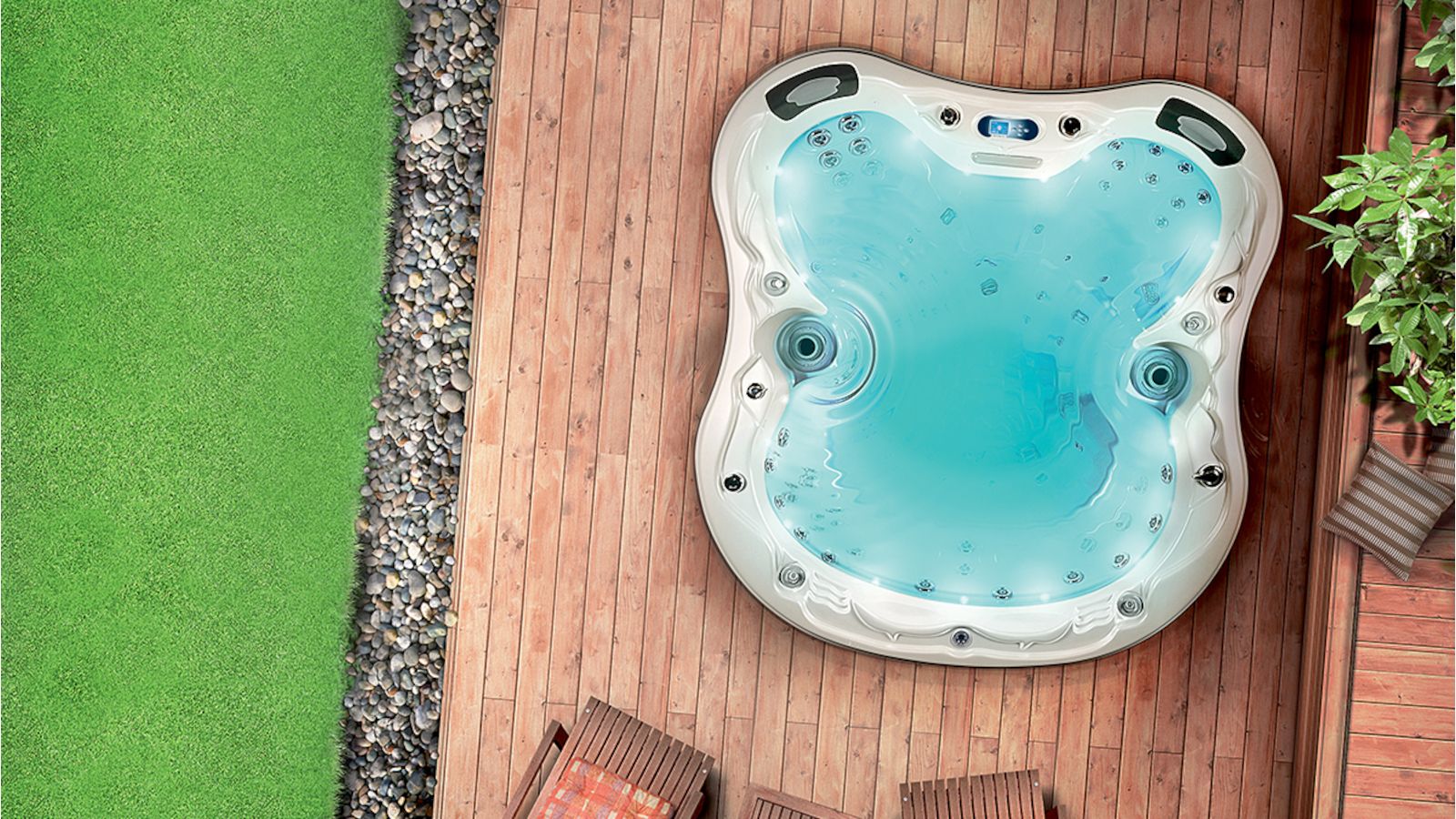 Großer Whirlpool eingelassen in ein Holzdeck