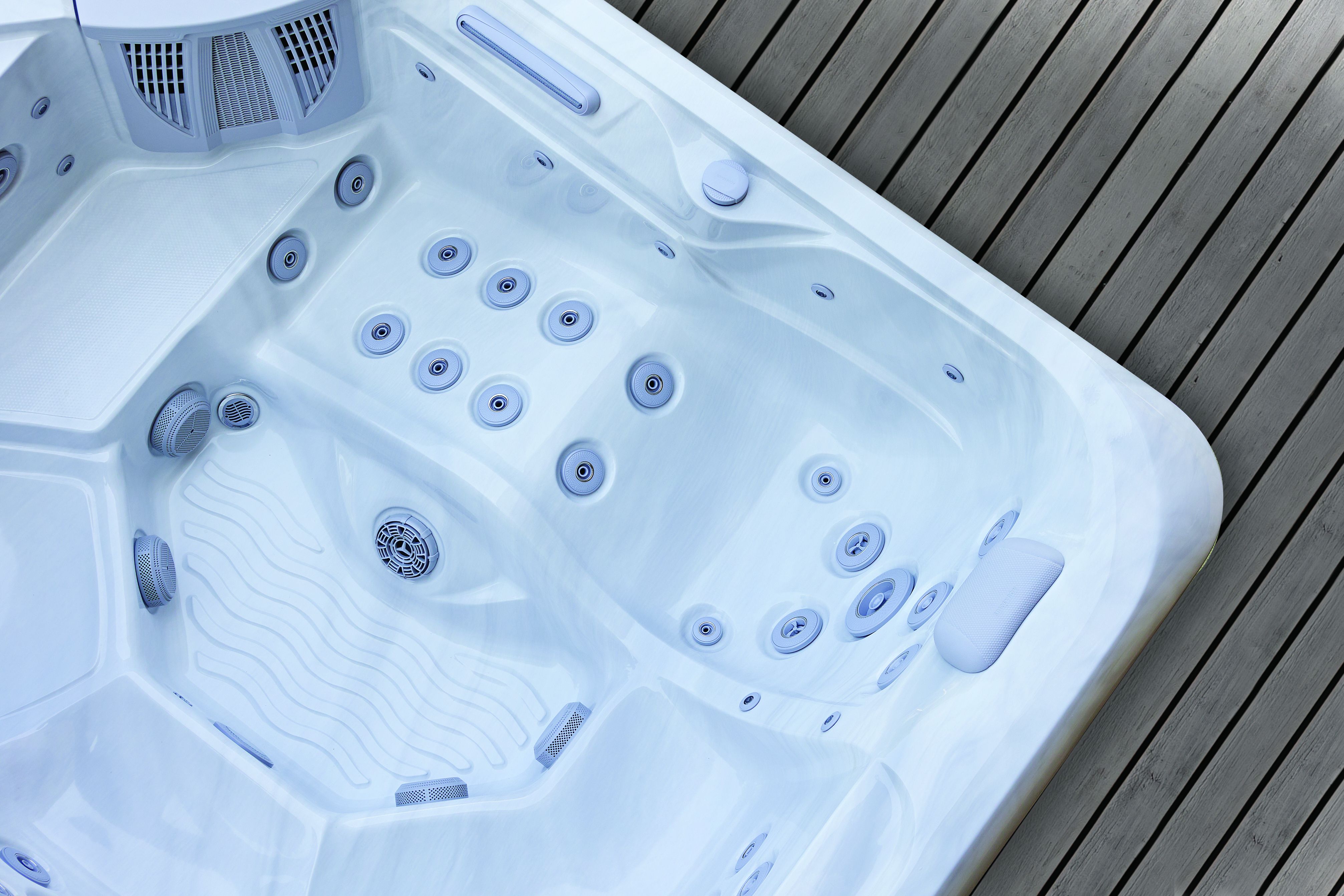 Whirlpool Chairman stehend auf einer Terasse mit Pool in der Abenddämmerung