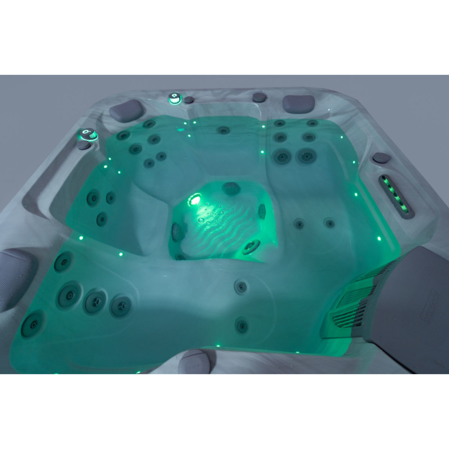 Lichtspiel eines gefüllten Outdoor Whirlpool